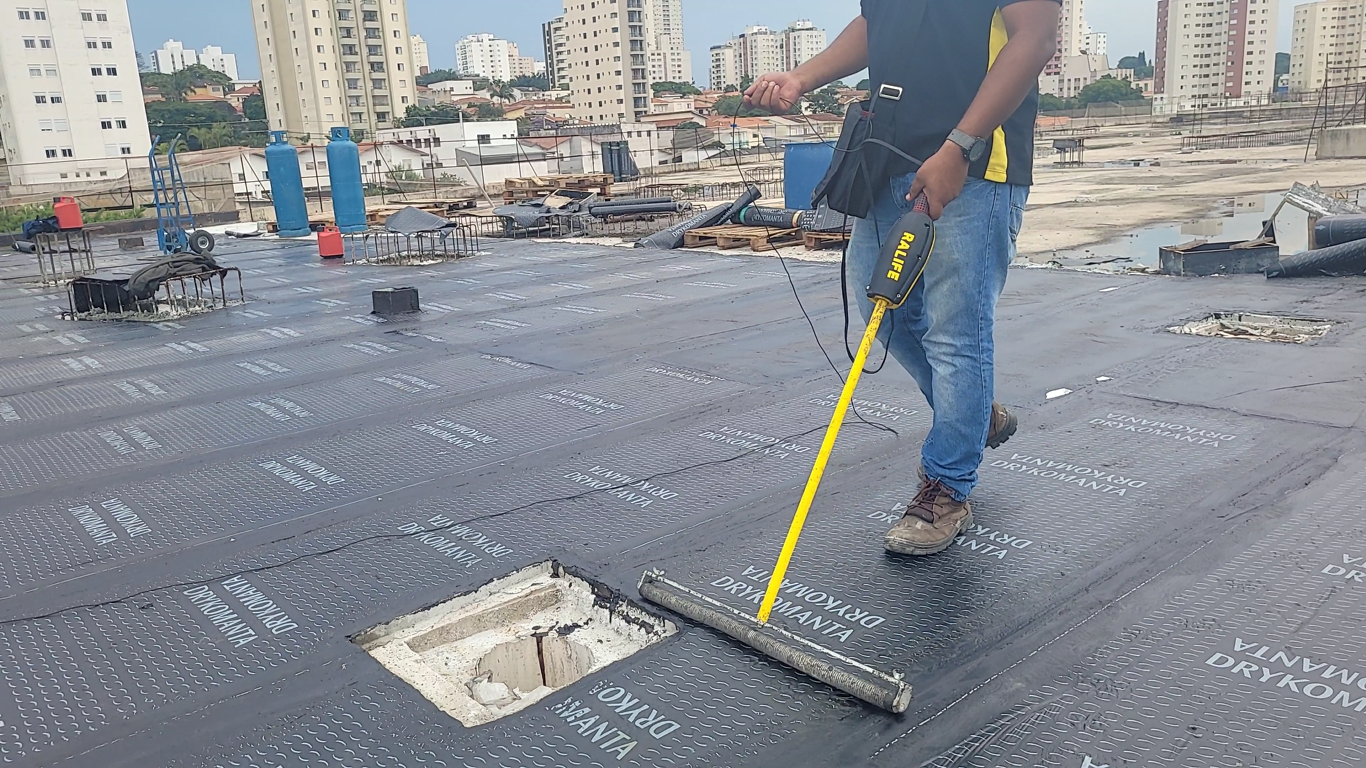 Proteja sua Obra com o Teste de Estanqueidade da Holiday Detector